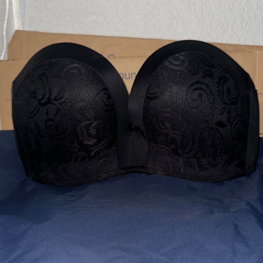 Chic Black Lace Strapless Bra